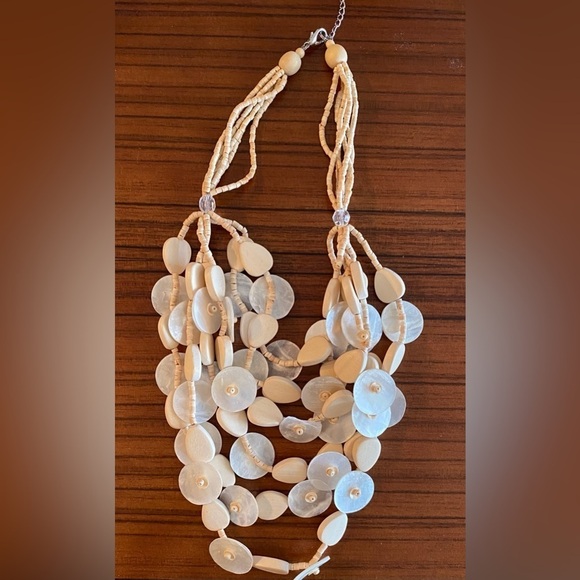 ✅Seashell disc shaped necklace,  cream color. Necklace is 17” w/o extension. - Picture 1 of 3